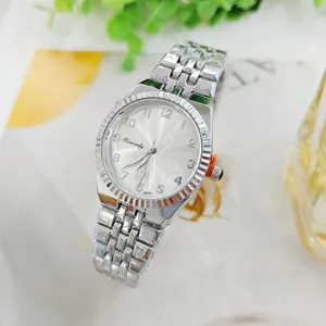 Elegante silberne Damen Quarzarmbanduhr aus Edelstahl mit hellem Zifferblatt und Ziffern