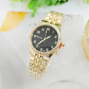 Damen Gold Quarzuhr mit Metallarmband, schwarzem Zifferblatt und stilvoller geriffelter Lünette.