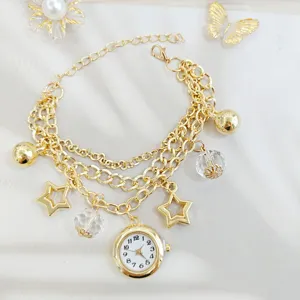 Mehrschichtige Kettenuhr Armband mit Sternanhängern, elegantes Design für Damen Alltag.