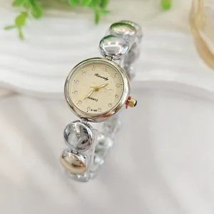 Elegante Damen Quarzuhr mit goldenem Zifferblatt Strasssteinen und Perlenketten Armband.