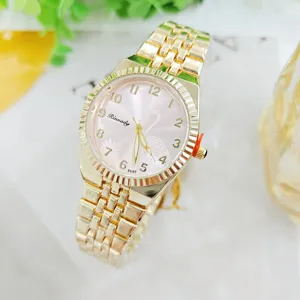 Klassische minimalistische Damenuhr mit goldenem Stahlarmband und rosa Zifferblatt.