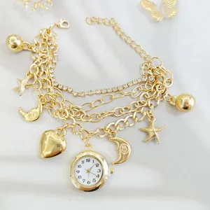 Goldfarbenes mehrsträngiges Charm-Armband mit Strasskette, Stern, Mond und Uhr-Anhänger.