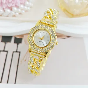 Primo piano dettagliato del lussuoso orologio da donna cuban link dorato con strass brillanti.