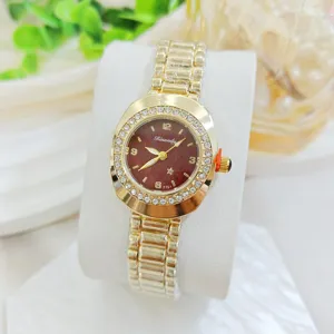 Πολυτελές χρυσό γυναικείο ρολόι quartz με στρασάτη στεφάνη κόκκινο καντράν κομψό βραχιόλι