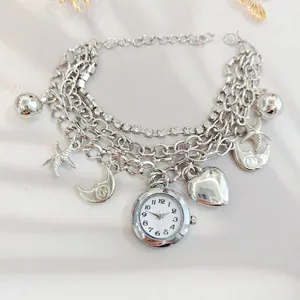 Silbernes mehrlagiges Charm-Armbanduhr mit Stern-, Mond- und Herzanhängern und Strasssteinen.