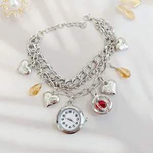 Silbernes mehrlagiges Charm-Armband mit Mini-Uhr, Herz-Anhänger und Kristall-Tropfen.
