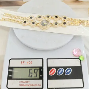 Gros plan de la montre en strass sur une balance numérique affichant clairement le poids.