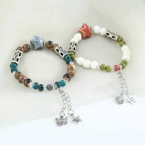 Bracciale di perle in ceramica fatto a mano stile etnico gioiello elastico con ciondoli