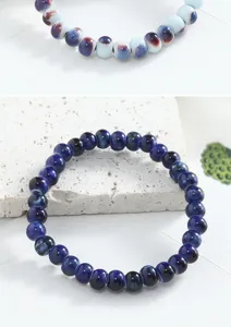 Détail de bracelet en perles de céramique de Jingdezhen, élégant bijou en porcelaine bleue.