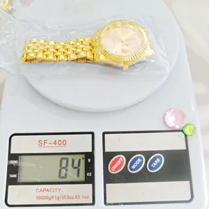 Gouden roestvrijstalen quartz horloge met diamantaccenten en datumaanduiding detailweergave.