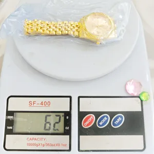 Gouden quartz horloge met stalen band en schitterende wijzerplaat voor dagelijks gebruik.