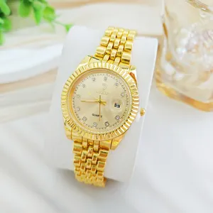 Luxe gouden quartz horloge met diamanten uurmarkeringen en handige datumweergave.