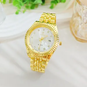 Klassiek gouden quartz horloge met strass uurmarkeringen en metalen band voor luxe dagelijkse stijl.
