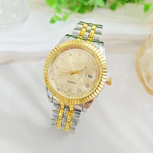 Luxe tweekleurig quartz horloge voor heren en vrouwen met diamanten wijzerplaat en datumweergave.