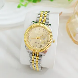 Tweekleurig quartz polshorloge met strass wijzerplaat, geribbelde bezel en datumweergave.