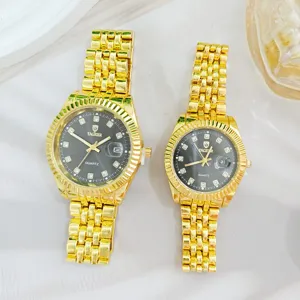 Klassieke luxe gouden koppel kwarts polshorloges met diamant markers en datumweergave.