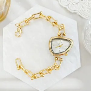 Gedetailleerd uitzicht op het unieke onregelmatige driehoekige horloge met schakelarmband.