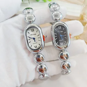 Nahaufnahme der eleganten vintage ovalen Quarz Damenuhr mit stilvollem Metallperlenarmband.