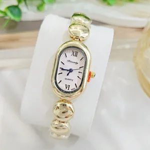 Elegante goldene Vintage Oval-Quarzuhr mit einem einzigartigen Perlenarmband-Design.