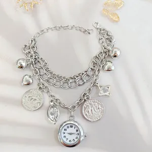 Silbernes Mehrschicht-Charm-Armband mit Mini-Uhr-Anhänger, Münzen und Herzen für Damen.