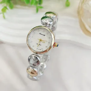 Luxus Damen Quarzuhr mit Zifferblatt und Strasssteinen sowie einzigartigem Perlenarmband.