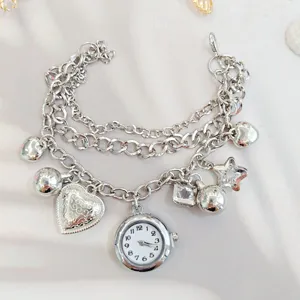 Details des silbernen Charm-Armbanduhren für Damen mit Herzen, Sternen und Zifferblatt.