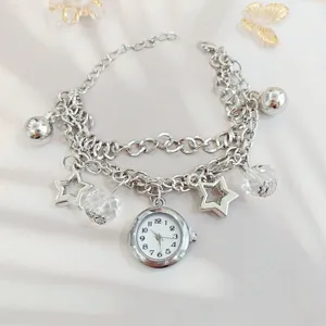 Silbernes mehrlagiges Charm-Armband mit Uhr, Stern- und Kristallanhängern für Damenmode.