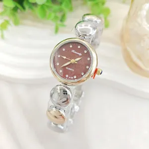 Detailansicht der Retro Strass Damen Quarzuhr mit luxuriösem Perlenarmband Design.