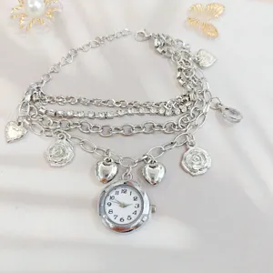 Silbernes mehrlagiges Bettelarmband Uhr mit funkelnden Strasssteinen und Herz-Anhängern.