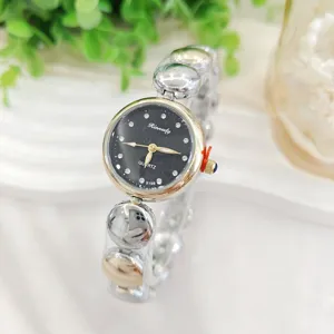 Vintage Strass Damenuhr mit elegantem Perlenarmband und schwarzem Zifferblatt Detail.