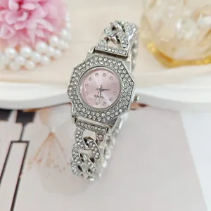 Dettaglio di un elegante orologio da donna al quarzo con lunetta ottagonale in strass.