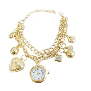 Goldene mehrsträngige Charm-Armbanduhr mit Herz- und Kristallanhängern für Damen Mode.