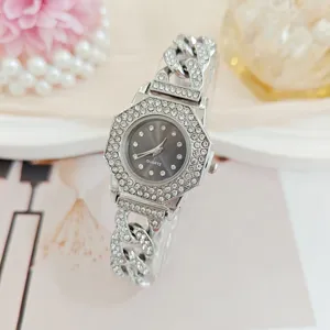 Orologio donna quarzo catena cubana strass di lusso, dettaglio orologio elegante.