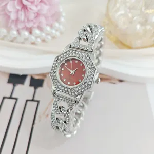 Elegante orologio da donna al quarzo con catena cubana in strass argento e quadrante rosso.