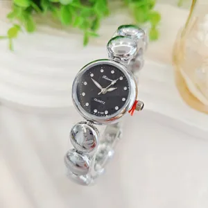 Silberne Damen Quarzuhr mit schwarzem Zifferblatt, Strasssteinen und schickem Armband.