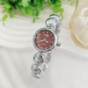 Damen Quarzuhr mit silberner Perlenkette und braunem Zifferblatt Strass Modestil