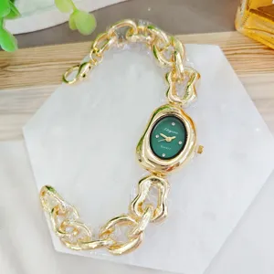 Montre quartz femme diamant irrégulier de niche, design bracelet chaîne or luxe vue détail.