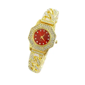Orologio al quarzo da donna con catena cubana in strass di lusso e quadrante rosso elegante.