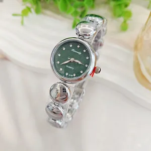 Damen Quarzuhr mit grünem Zifferblatt Strass und silbernem Kugelkettengestaltung elegantes Design.