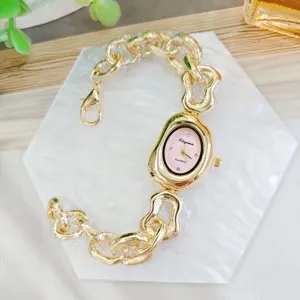Montre à quartz chaîne dorée irrégulière cadran rose, vue détaillée design bracelet mode élégant.