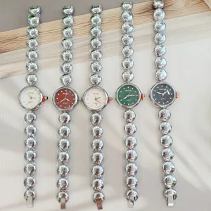 Damen Quarzuhr mit Metallkugelperlen Armband Design und Zifferblatt für den Alltag.