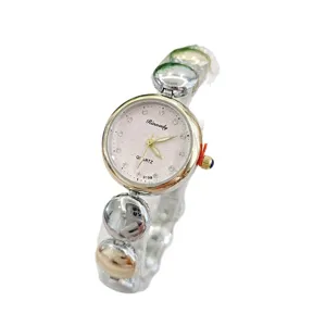Detailaufnahme der Damen Quarzarmbanduhr, rosa Strass Zifferblatt und elegantes Bohnenarmband.