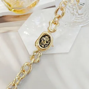 Montre à quartz chaîne irrégulière or de luxe pour femmes, cadran motif léopard élégant.