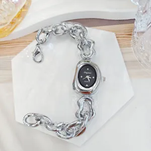 Vue détaillée de montre bracelet quartz femme strass chaîne métal irrégulière, accessoire chic.
