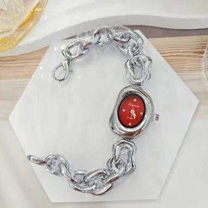 Montre quartz femme chaîne irrégulière cadran strass rouge mode luxe bracelet détail