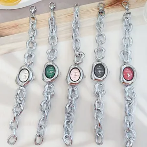 Montre quartz femme chaîne métallique irrégulière avec plusieurs couleurs de cadran.