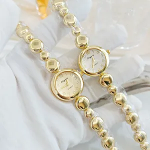 Κομψό ρολόι quartz για γυναίκες με χρυσό λουράκι από χάντρες, μινιμαλιστικό στυλ.