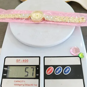 Gedetailleerd overzicht van het dames stras kwarts horloge toont gewicht op de schaal.