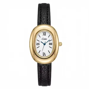 Primo piano di orologio da donna con cassa ovale dorata, cinturino in pelle nera e quadrante bianco.