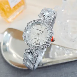 Detailopname van een zilveren dames quartz horloge met strass steentjes en schitterend kristalontwerp.